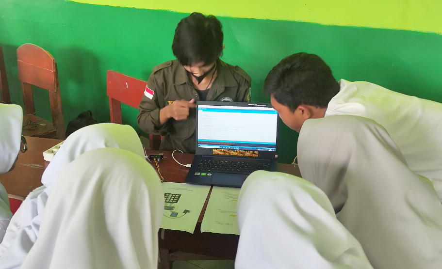 Dosen Universitas Teknokrat Indonesia Gelar Pelatihan Door Lock di MA Ma’arif 1 Punggur