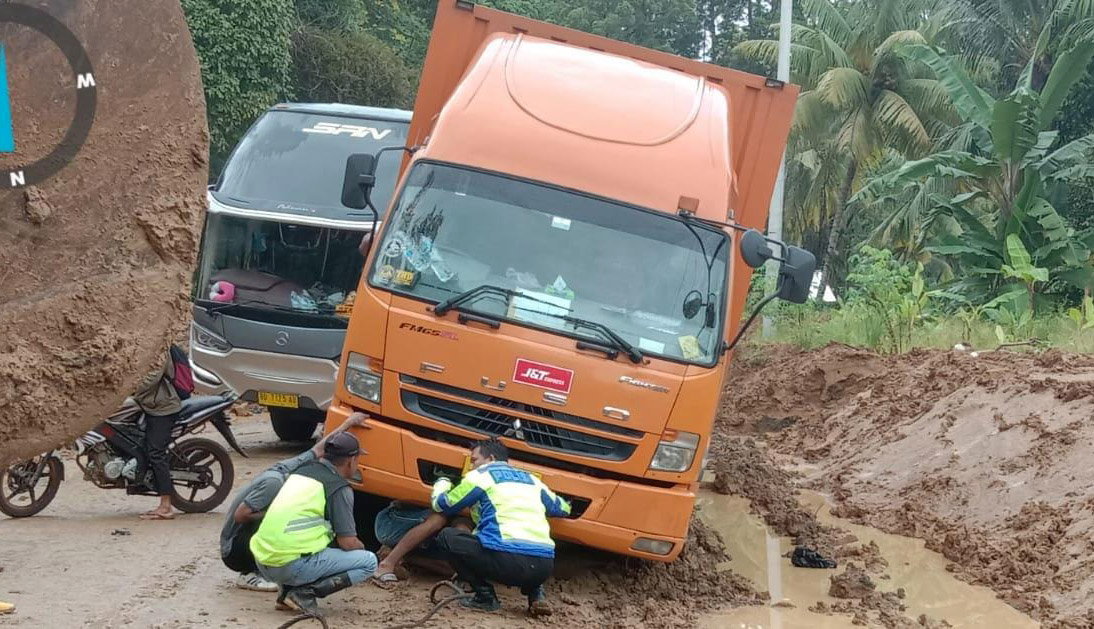 Longsor di Jalinbar Jebak Kendaraan, Ini Kondisi Terkini