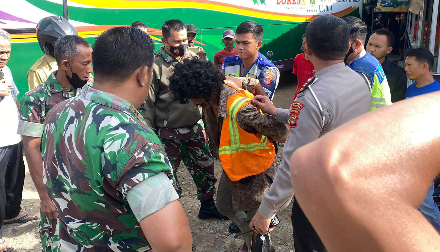 Pria Berambut Gimbal Mengenakan Rompi Oranye Diamankan di Pringsewu, Ternyata