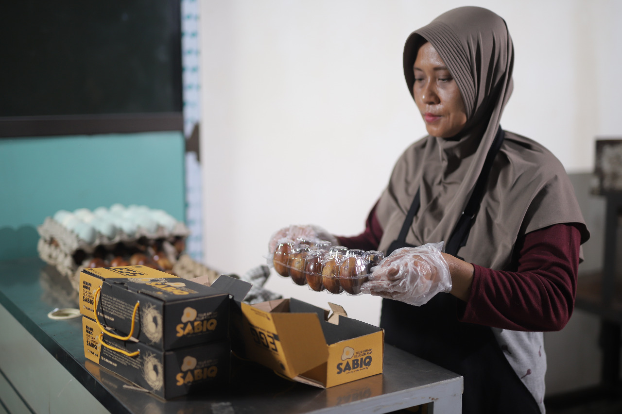 Program Klasterkuhidupku Bikin Usaha Telur Asin Ini Tambah Sukses dan Raih Penghargaan Top 5 Local Hero