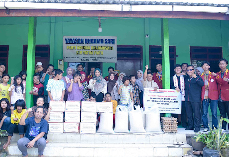 Rektor Teknokrat Serahkan Zakat Mal Ke-Enam