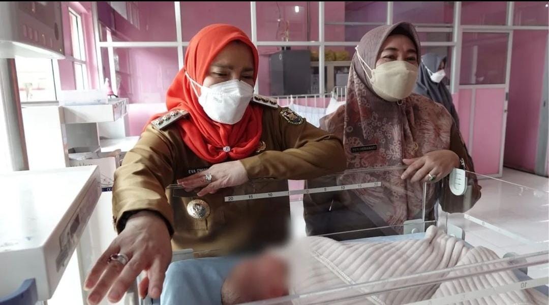 Jenguk Bayi yang Dibuang, Ini Pesan Eva Dwiana