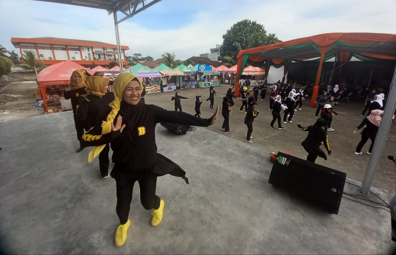 Coach Lilis Beraksi, Puluhan Ibu-ibu Ikuti Line Dance di Nobar Piala Dunia dan Fun Food Festival Radar Lampung