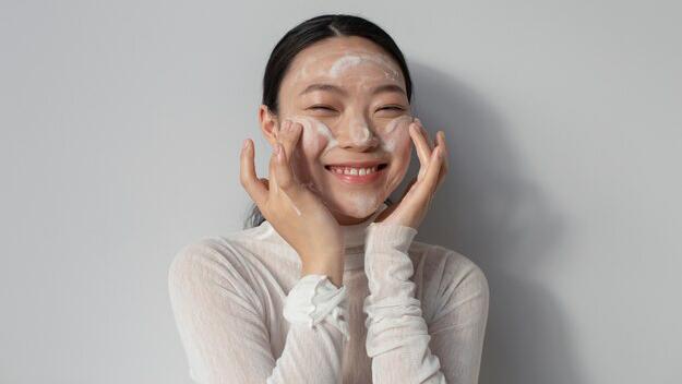 Cerahkan Wajah Glowing Dengan Racikan Minuman Infused Water, Ini Caranya
