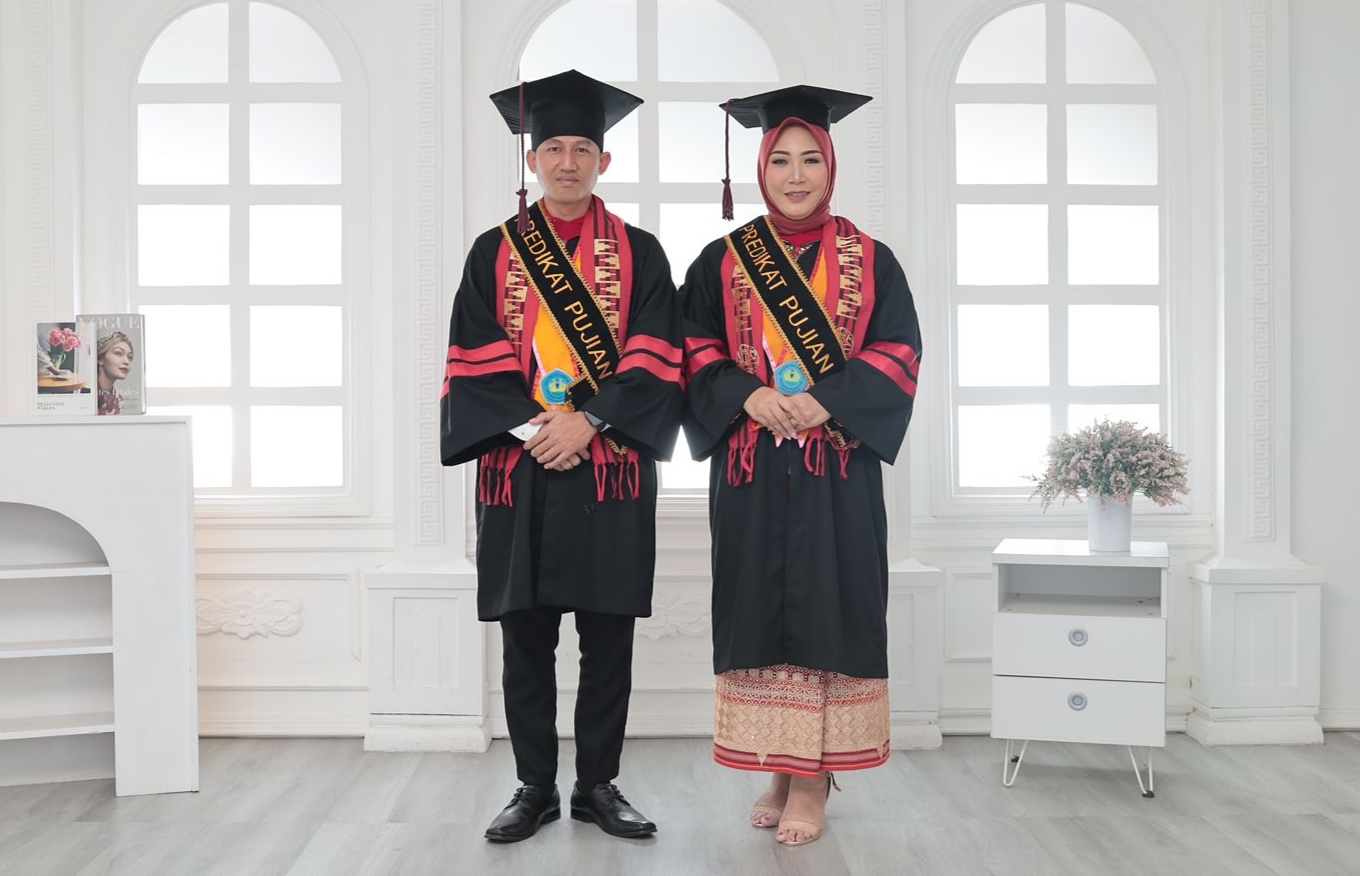 Kompak, Pasangan Jaksa Selesaikan Studi Magister dan Raih Predikat Cumlaude