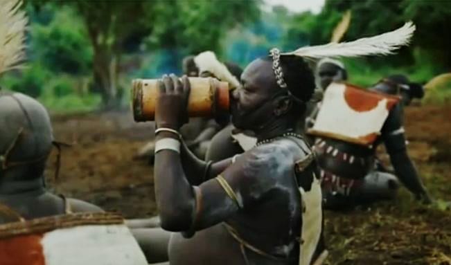 Simbol Ketampanan Laki-laki Suku Bodi Ethiopia Selatan