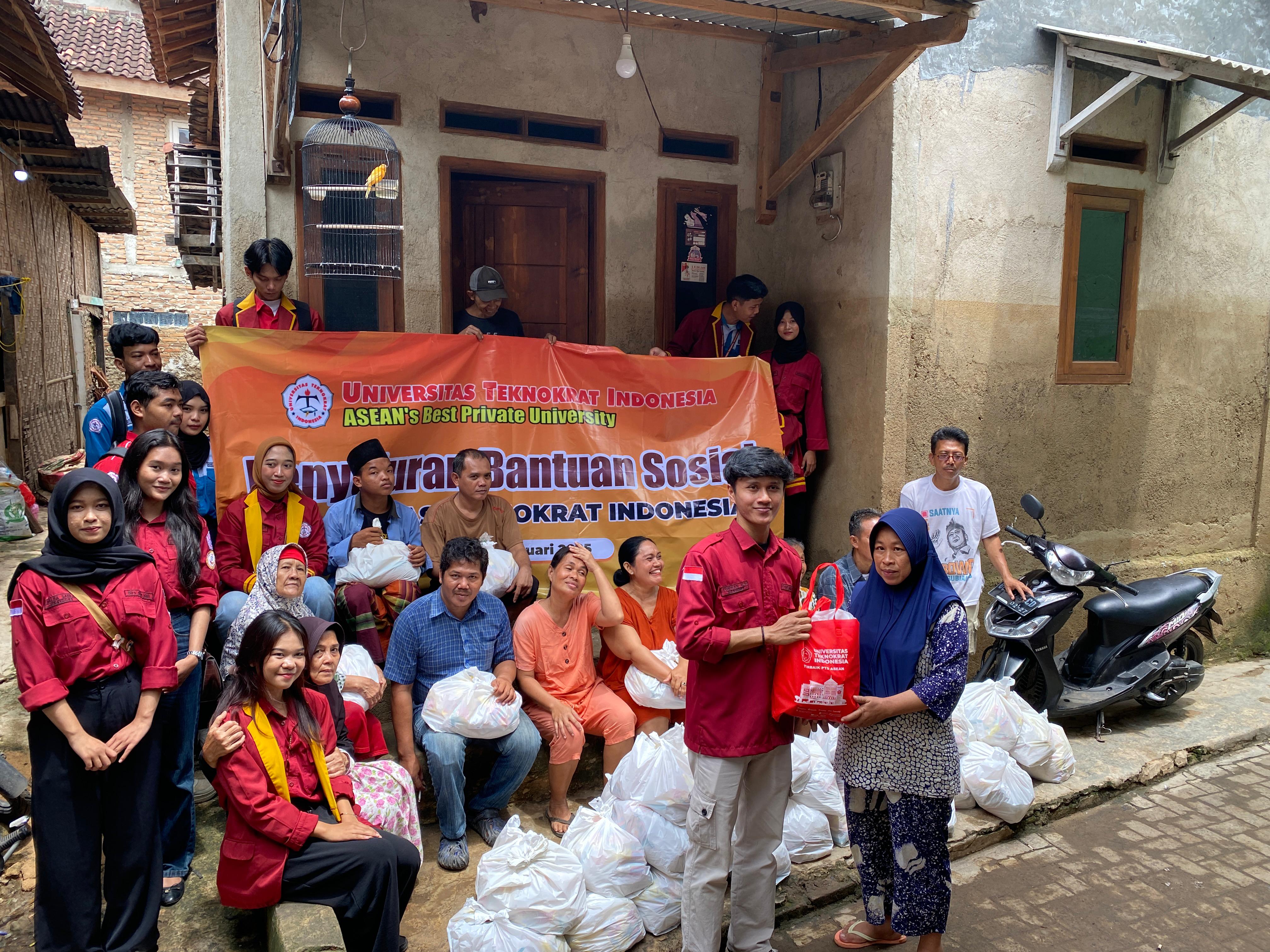 Mahasiswa Universitas Teknokrat Indonesia Gelar Bakti Sosial untuk Korban Banjir