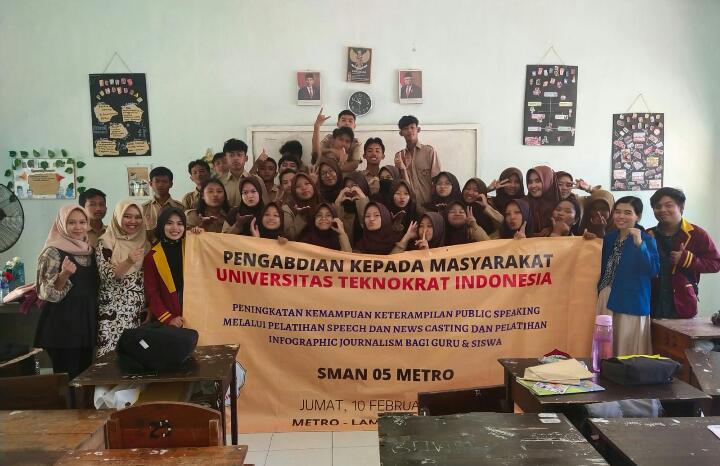 UTI Beri Pelatihan Public Speaking dan Infographic Jurnalisme kepada Siswa dan Guru