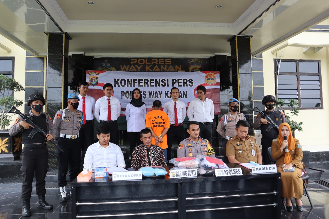 Tak Hanya Cabuli Anak di Bawah Umur, Oknum Guru ASN Paruh Baya Ini Abadikan Foto Mengejutkan Terkait Korbannya