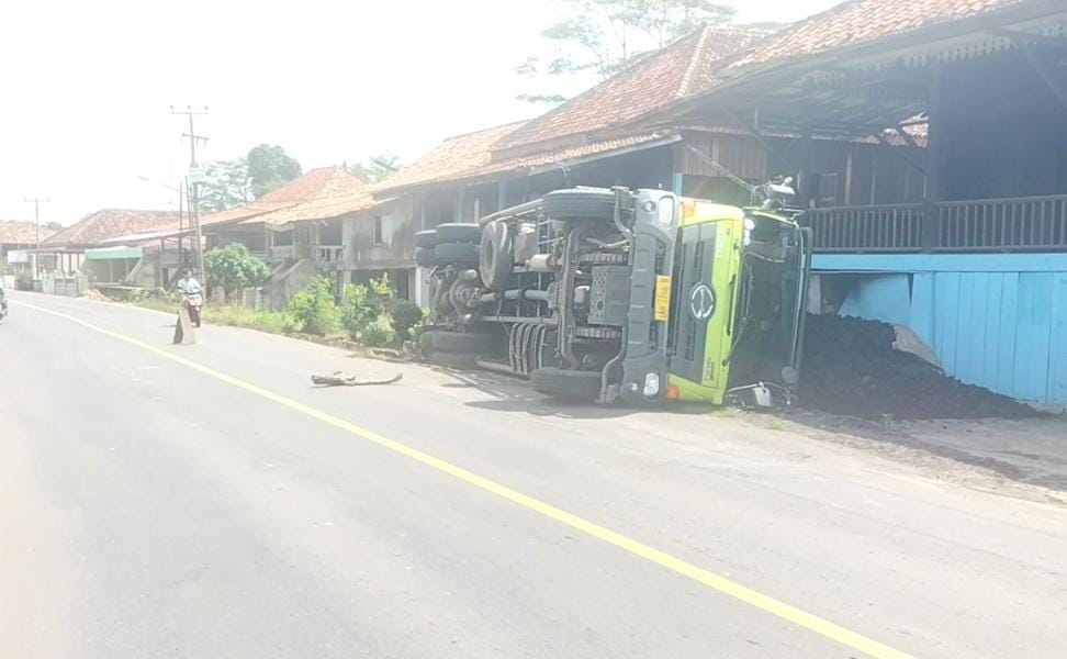 Tronton Muatan Batubara Terbalik, Nyaris Timpa Warga