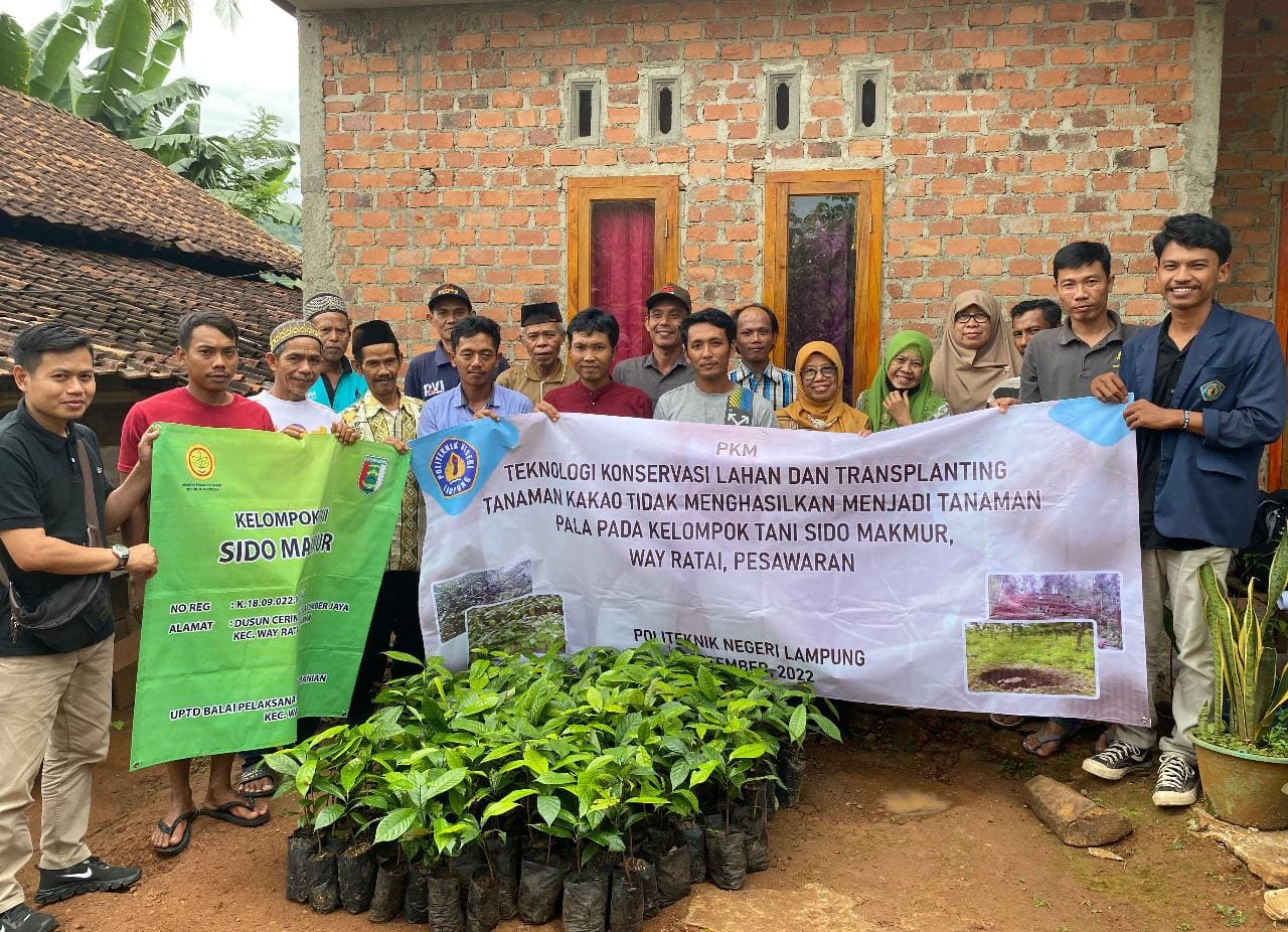 Pengabdian : Tim Dosen Polinela Beri Pelatihan Teknologi Konservasi Lahan dan Transplanting di Pesawaran