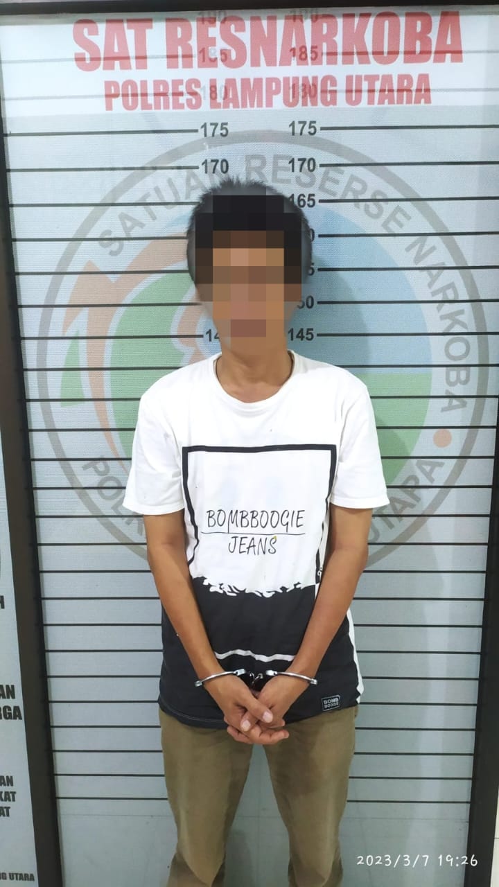 Asik Nyabu, Pemuda Ini Diringkus Polisi di Kediamnnya