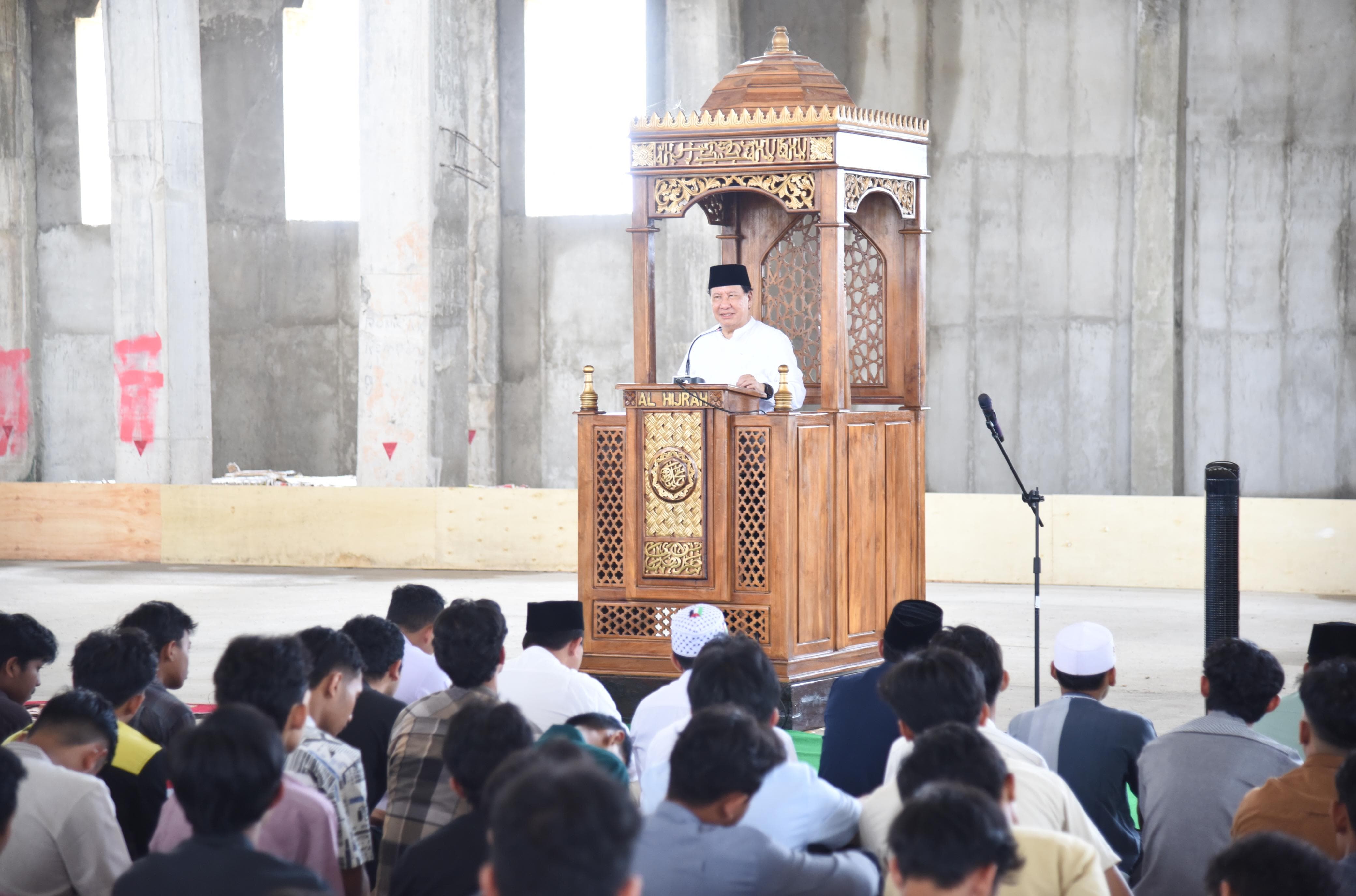 Shalat Jumat di Masjid Al Hijrah, Rektor Universitas Teknokrat Indonesia Apresiasi Kontribusi Mahasiswa