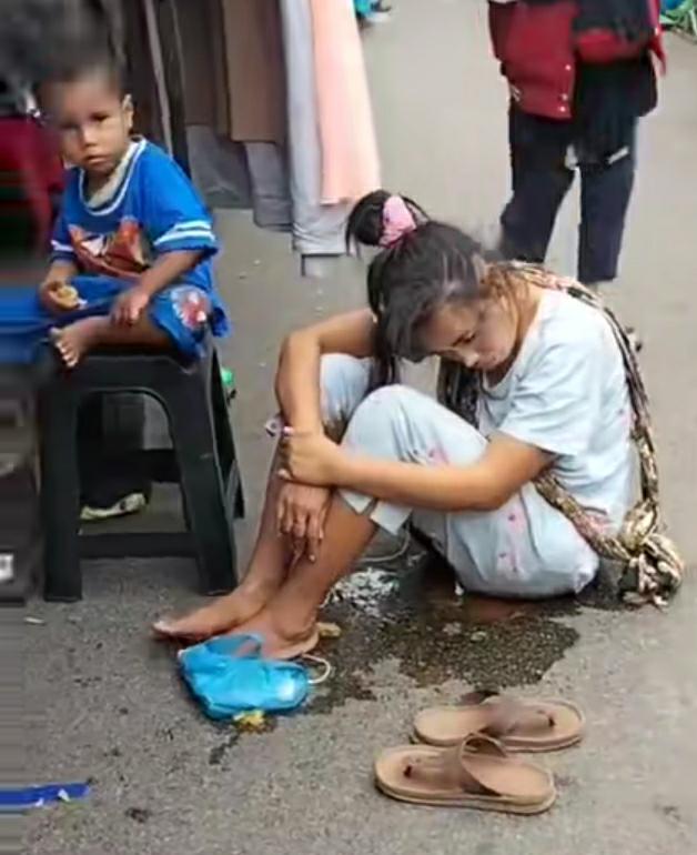 Viral, Ibu Muda Mendadak Pingsan Saat berjalan Sambil Menggendong Balita