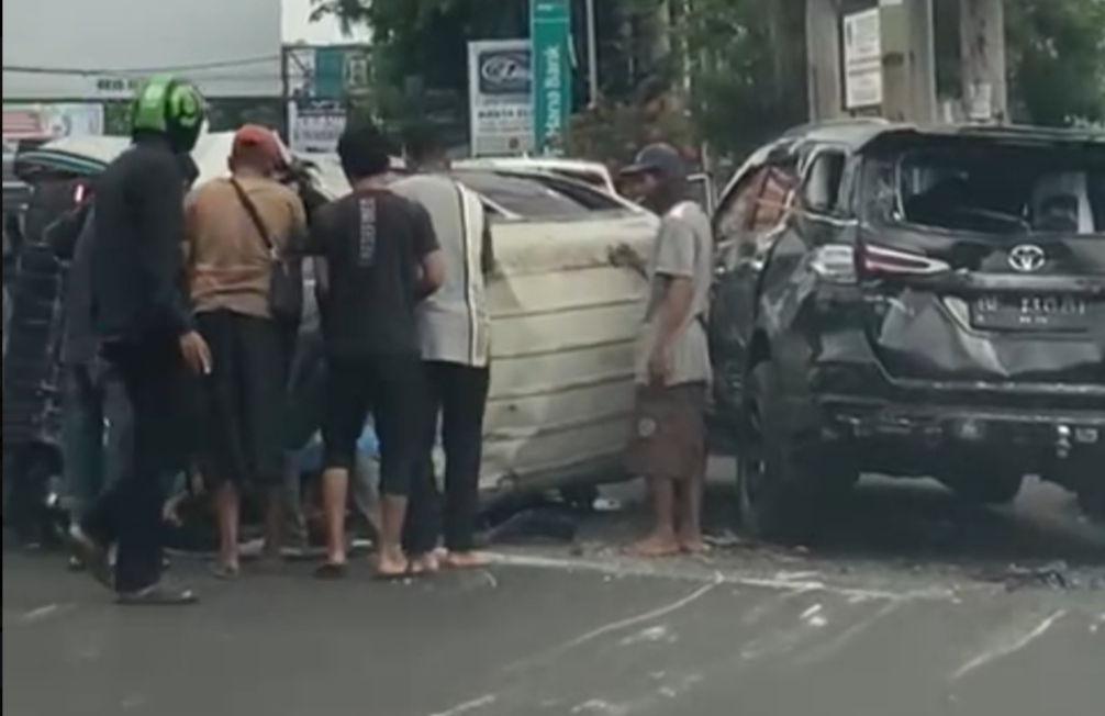Diduga Ugal-ugalan, Dua Angkot Bandar Lampung Tergelimpang Usai Tabrak Fortuner Yang Sedang Parkir