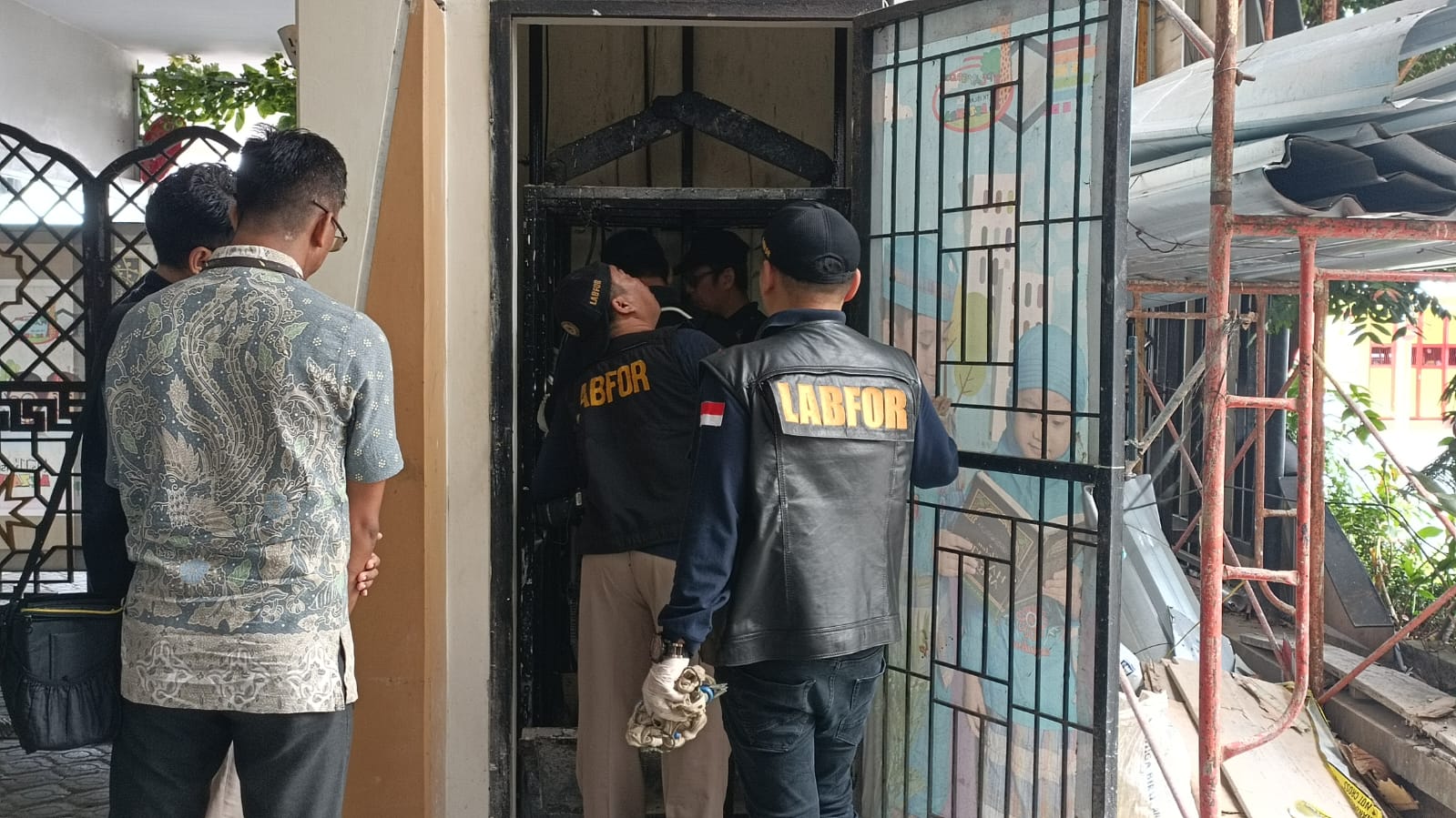 Telusuri Penyebab Terjatuhnya Lift, Tim Puslabfor Olah TKP Lift Sekolah Azzahra