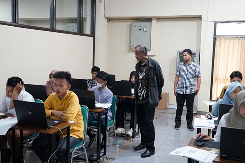 Tim Pusat Monitoring Pelaksanaan UTBK SNBT Gelombang Pertama di Unila