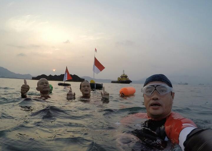 Wow, Berenang dari Pantai Kunyit ke Pantai Mutun, Ini Sensasi Komunitas Berenang Pantai Kunyit Lampung