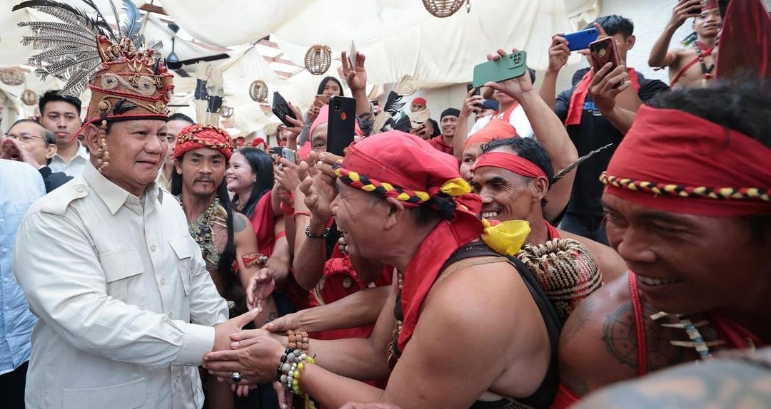 Momen Prabowo Subianto Kenakan Topi Adat Dayak, Disambut Ribuan Orang