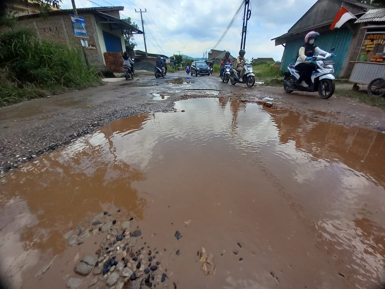 Bak Kubangan Kerbau di Kala Hujan, Jalan Pulau Singkep Ini Telah Lama Tak Diperbaiki
