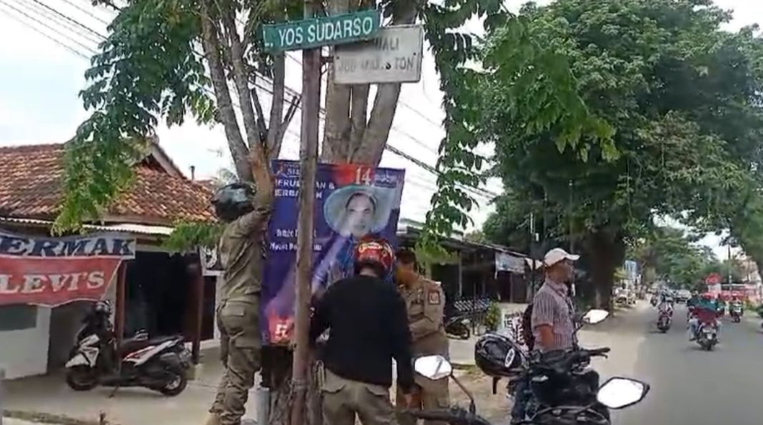 Satpol PP bersama Bawaslu akan Terus Tertibkan APK yang Terpasang Melanggar