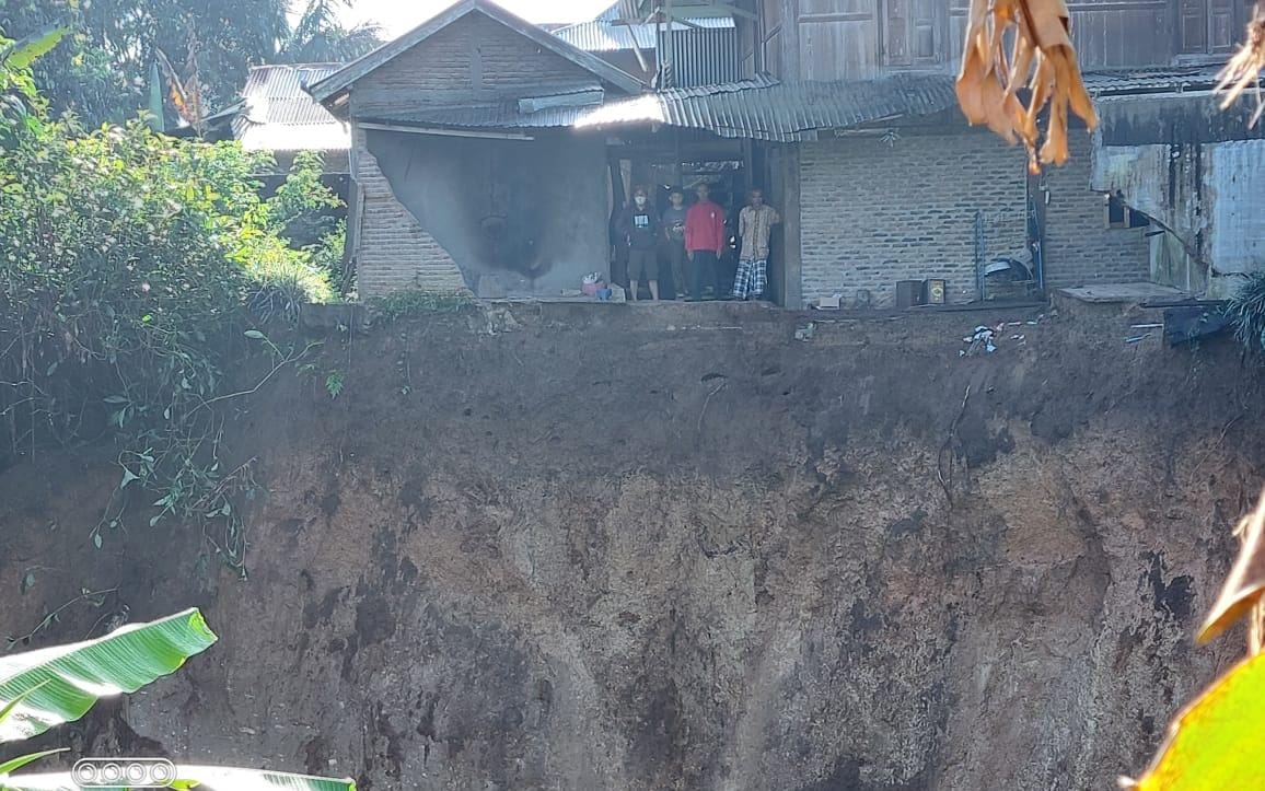 Hujan Deras Melanda Lambar, Rumah Warga di Batubrak Terancam Ambruk karena Longsor