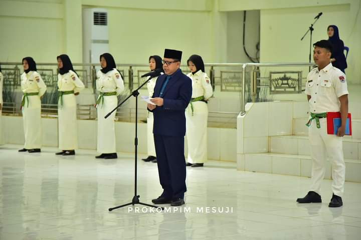 Pj Bupati Mesuji Sulpakar Kukuhkan Pasukan Pengibar Bendera Merah Putih