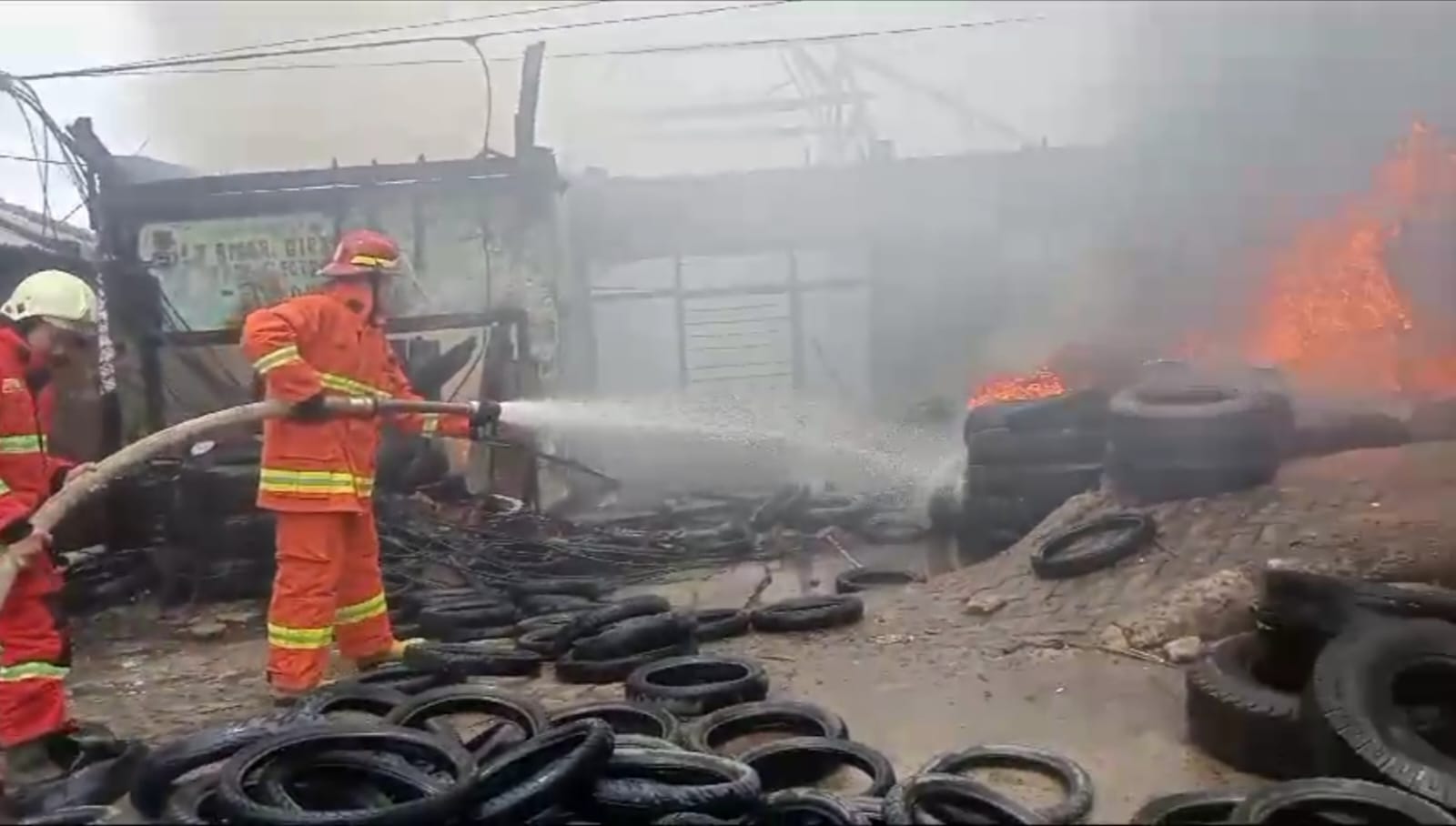 1 Unit Rumah Permanen Sekaligus Tempat Vulkanisir Ban Ludes Terbakar, Diduga Akibat Korsleting Listrik