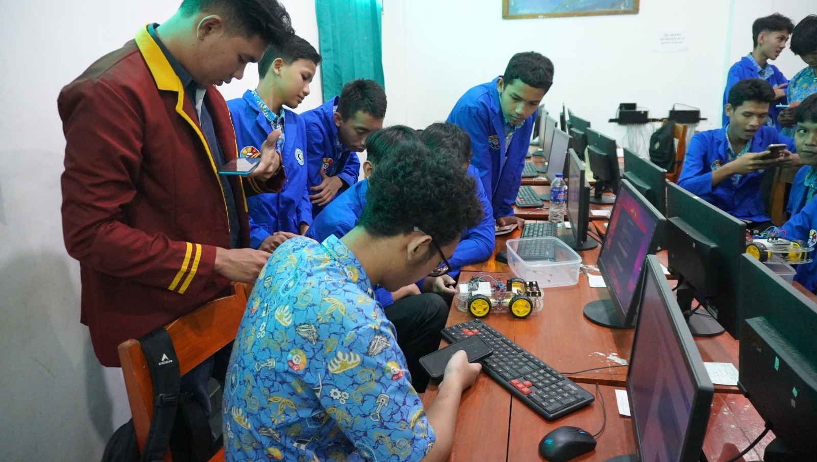 Tim PKM UTI Latih Siswa SMK Budi Karya Membuat Mobile RC