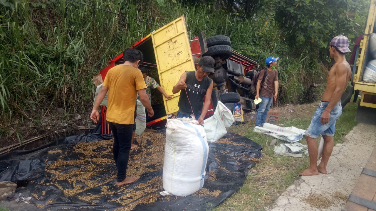 Truk Pengangkut Terperosok ke Selokan di Jalan Soekarno Hatta, Sopir Alami Patah Tulang