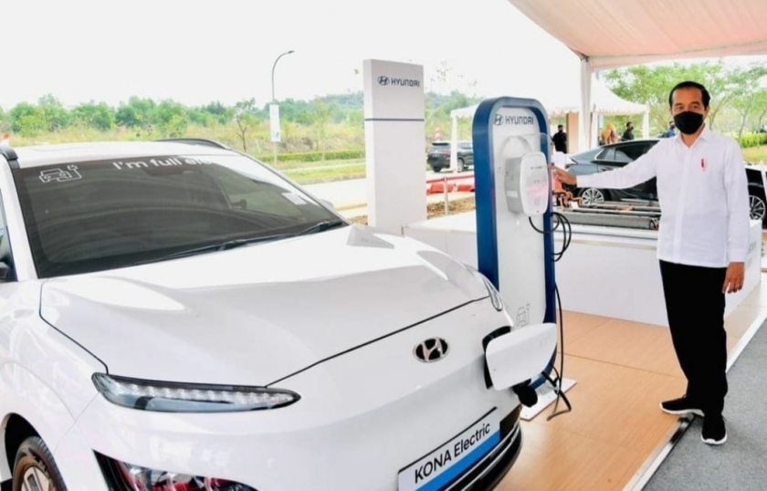 Resmi, Jokowi Teken Inpres yang Instruksikan Mobil Dinas Wajib Pakai Kendaraan Listrik