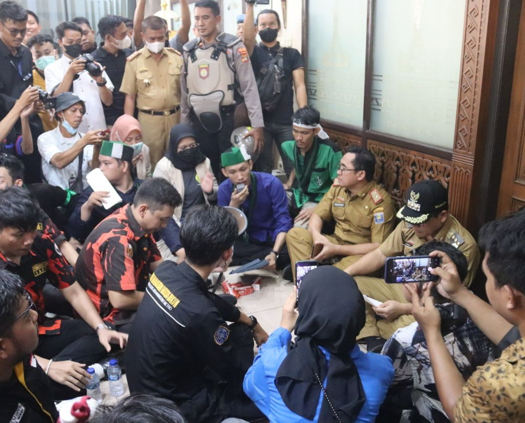 Didemo BEM dan Aktivis HMI Soal Kenaikan Harga BBM, Wali Kota Metro Ajak Mahasiswa Dialog sambil Lesehan