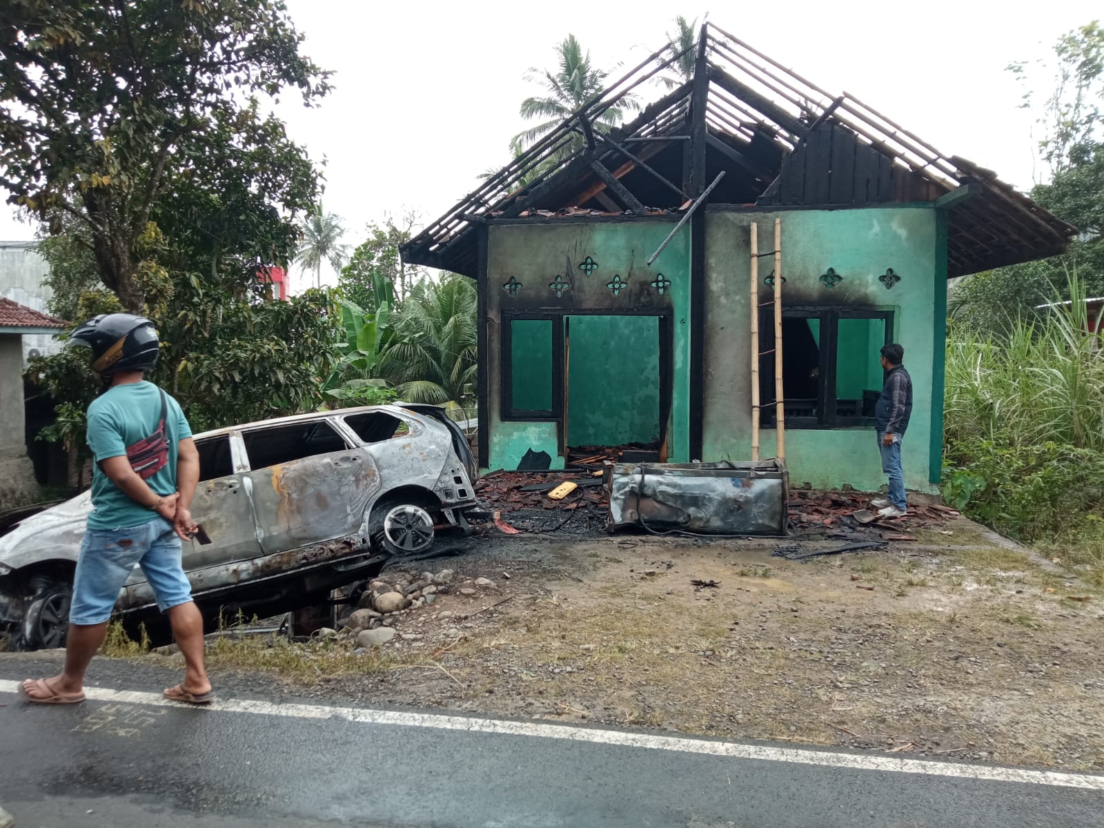 Duarr! Kendarai Mobil, Plt Kapus Lemong Tabrak Pertamini Satu Rumah Terbakar Hebat