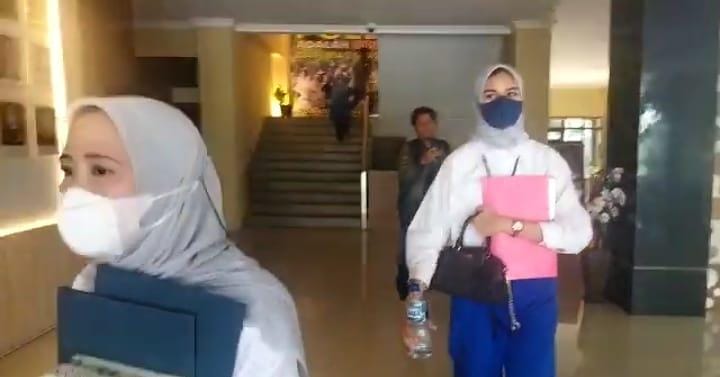 Pemeriksaan Suap Mahasiswa Baru Unila Masih Berlangsung hingga Sore, Dua Wanita Berhijab Enggan Berkomentar