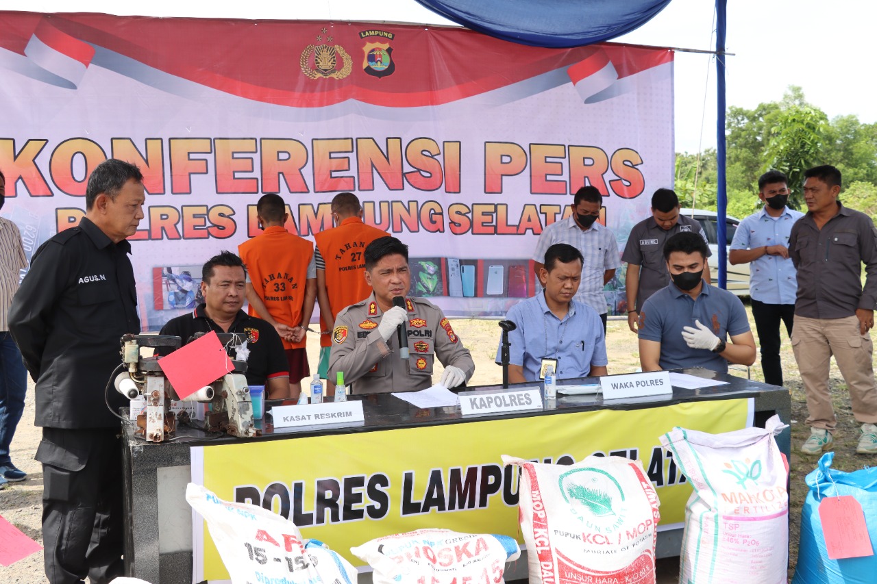 Grebek Gudang Pupuk Ilegal, Polres Lamsel Amankan 2 Tersangka
