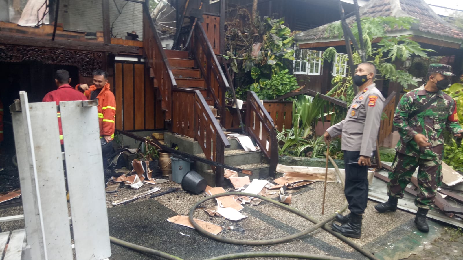 Rumah Minimalis Berornamen Kayu di Sepang Jaya Terbakar