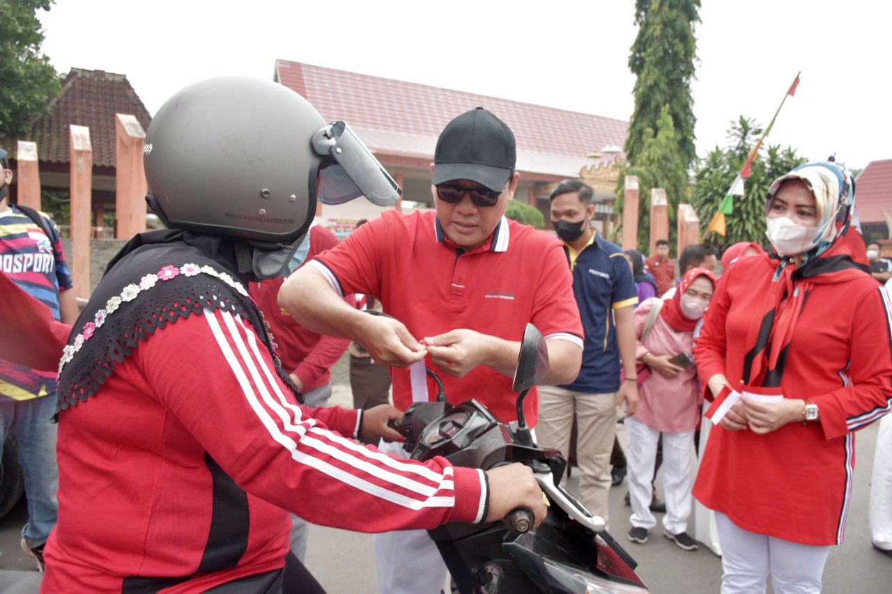 Dukung Gerakan 10 Juta Merah Putih, Pemkot Metro Bagi-bagi Bendera