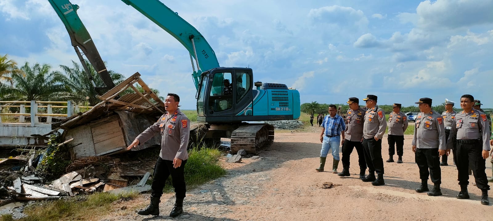Forkopimda Mesuji Bersihkan DAS di wilayah Kecamatan Mesuji Timur,