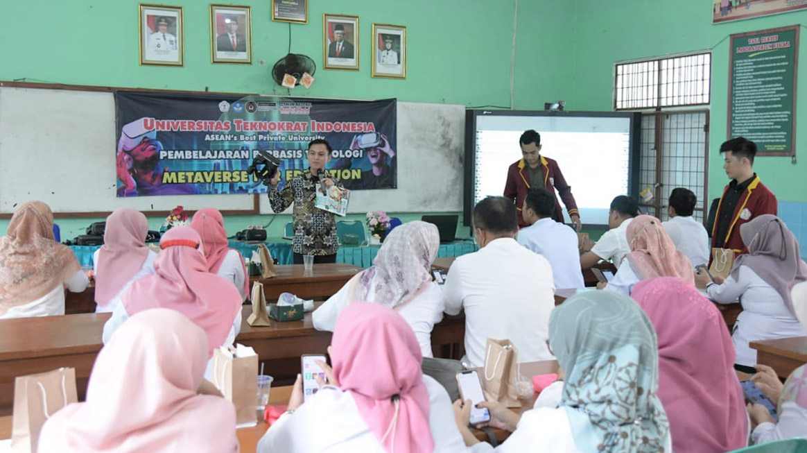 Tim UTI Beri Pembelajaran Berbasis Teknologi Kepada Guru SMAN 1 Kalianda