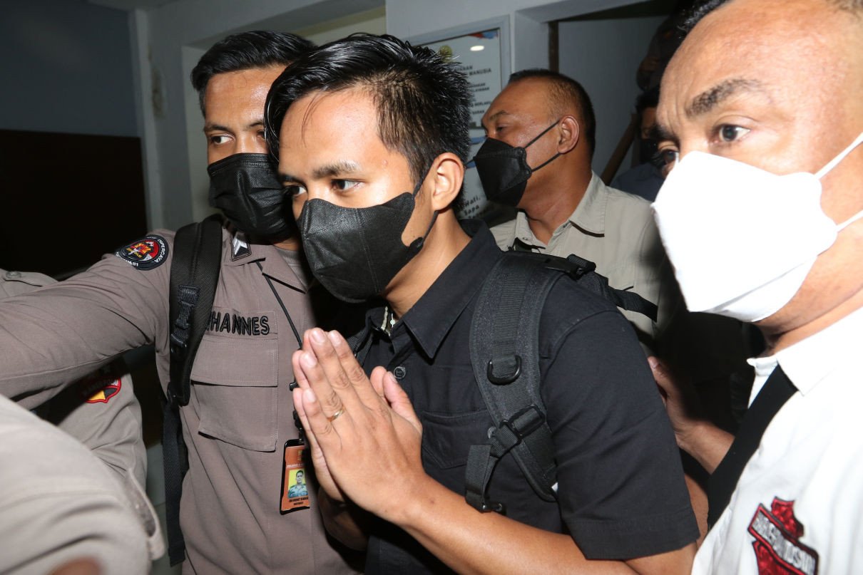 Oleh Sang Pengacara, Bharada E Disebut Sebagai Pahlawan, Tapi Kenapa Keluarganya Menghilang?