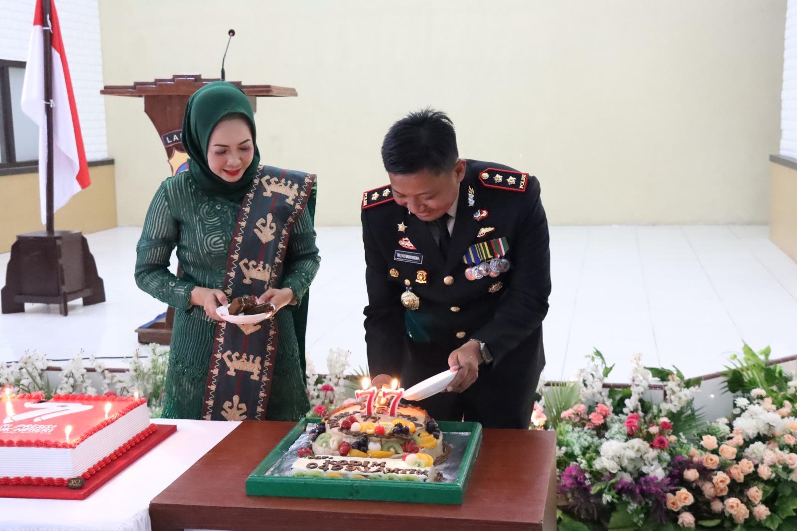 Acara Potong Tumpeng Warnai Peringatan Hari Bhayangkara ke 77 di Polres Lamtim