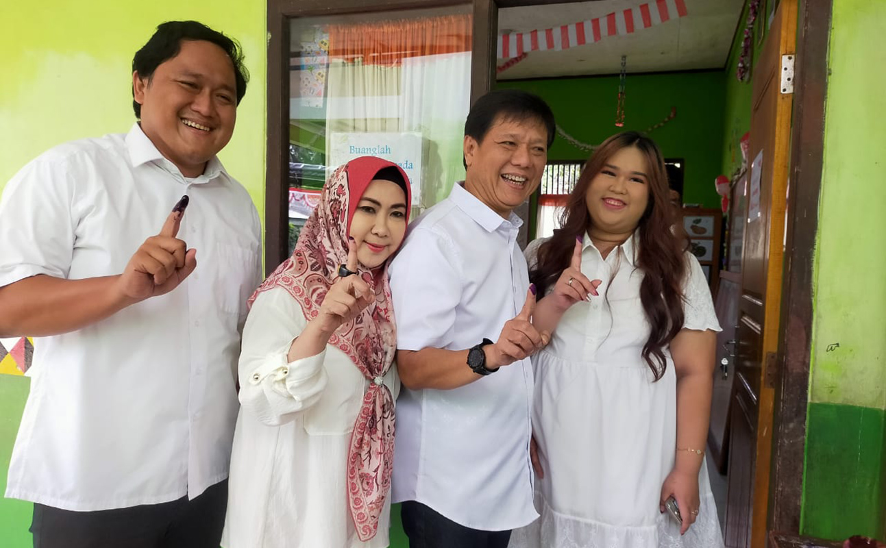 Cabup Tanggamus Nomor Urut 01 Dewi Handajani Mencoblos di TPS 2 Gisting Permai