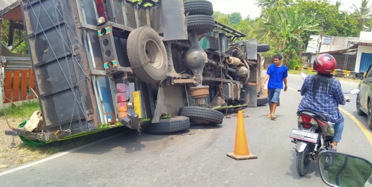 Ada Benda Patah, Braak, Truk Terguling di Jalinsum Pringsewu