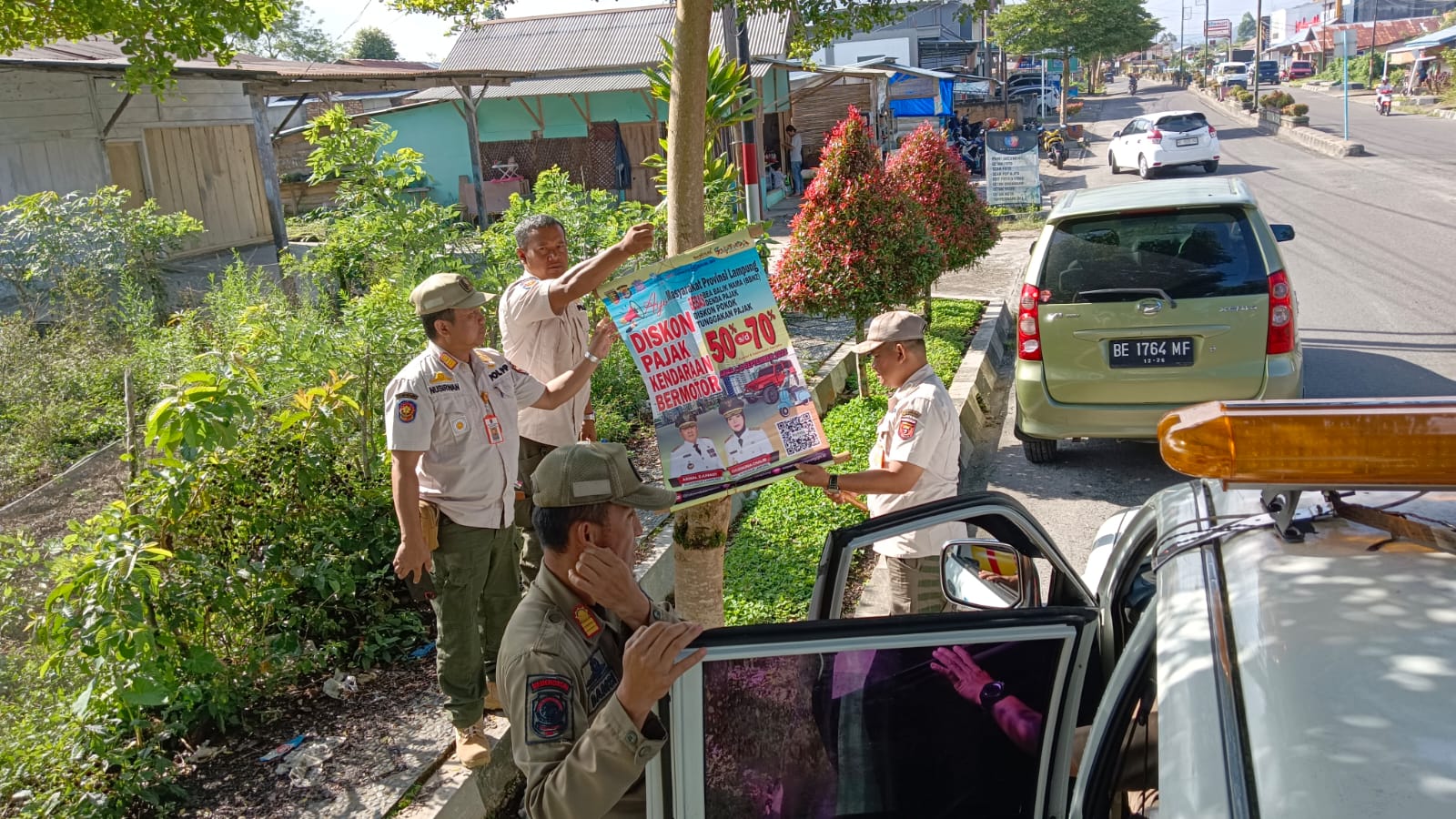 Satpol PP Pangkas Baner yang Terpasang di Jalur Hijau