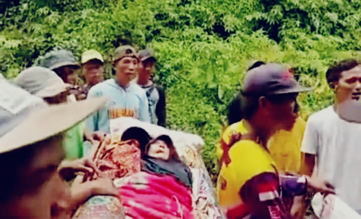 Jalan Sulit Dilalui, Warga di Bengkulu Dibawa Dalam Kotak untuk ke Rumah Sakit