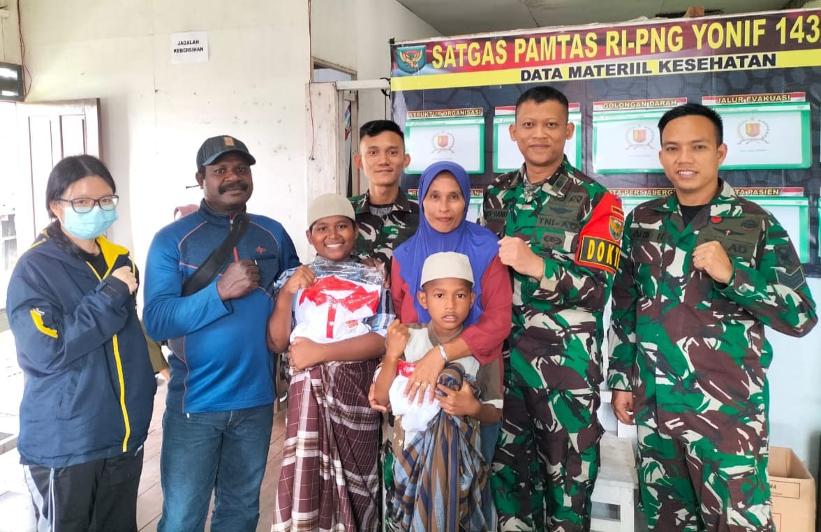 Demi Anaknya Dikhitan Satgas Yonif, Dua Warga Ini Rela Tempuh Jarak 17 KM