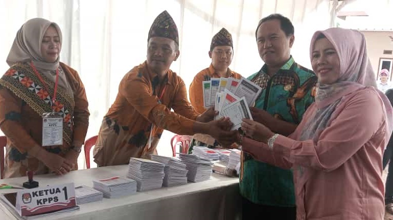 Nukman dan Zelda Gunakan Hak Pilih di TPS 07 Way Mengaku