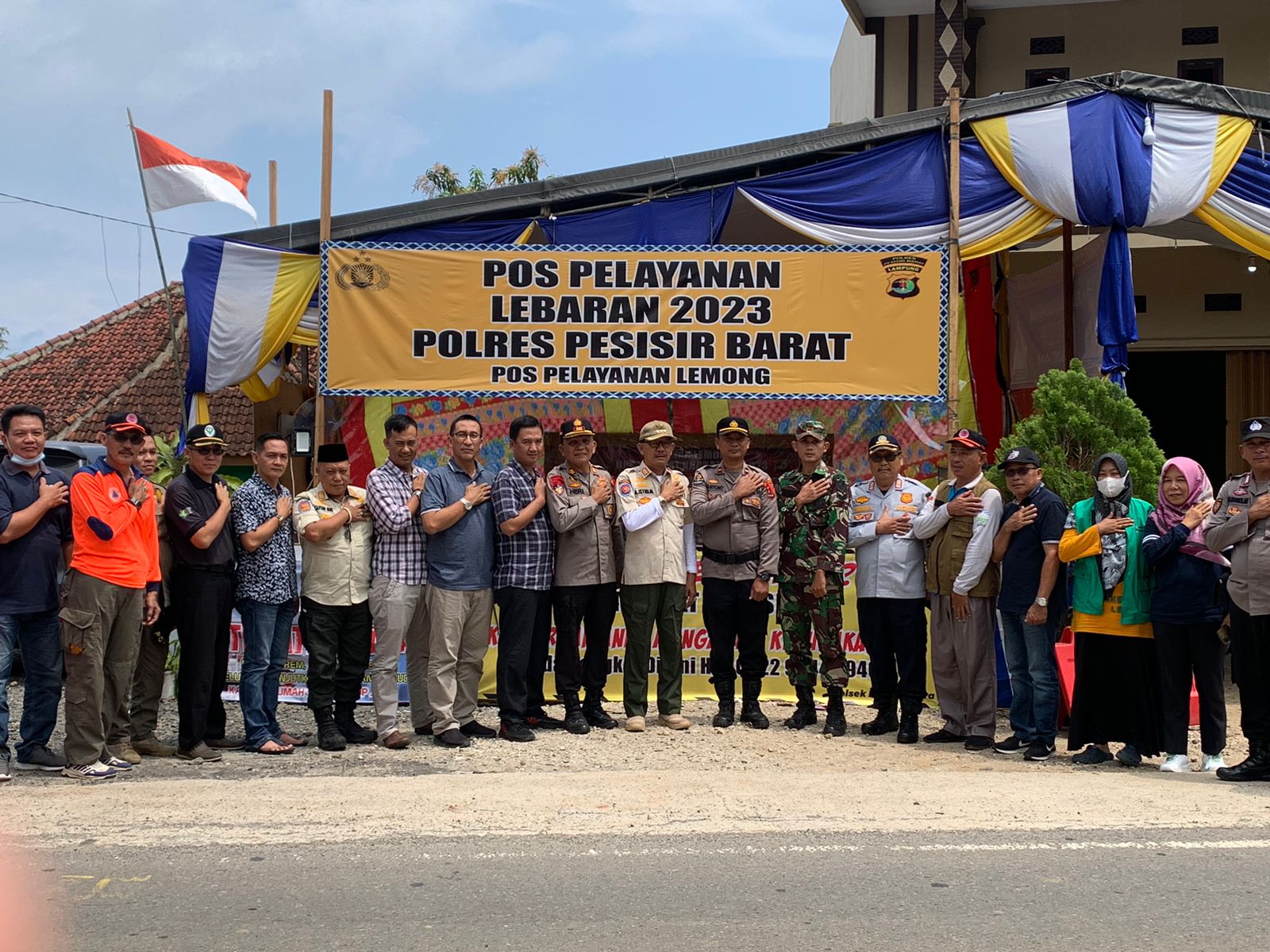 Bupati Pesbar Tinjau Posko Pelayanan Mudik Lebaran