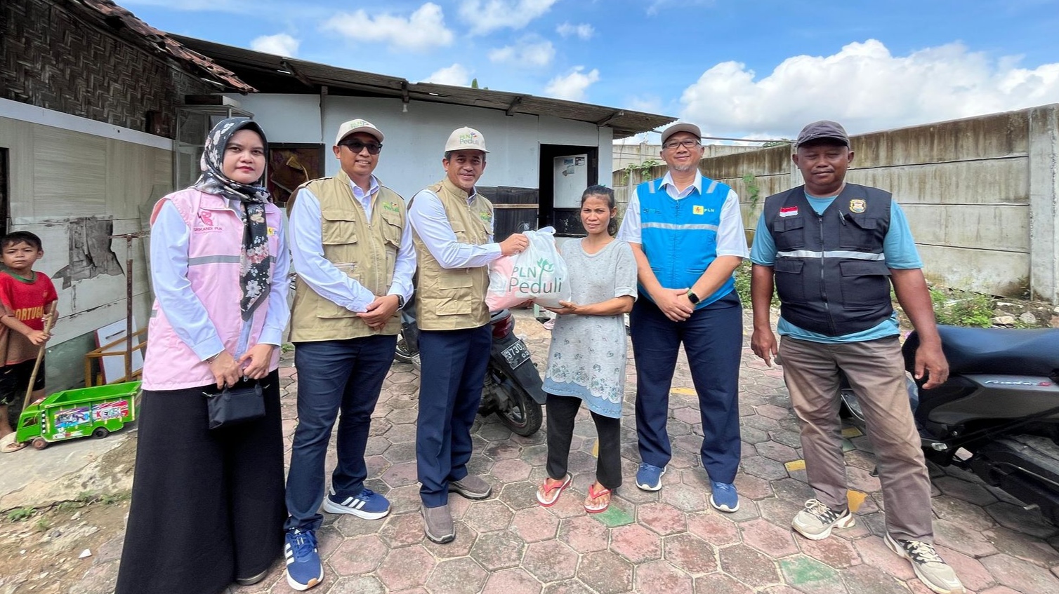 PLN UID Lampung Peduli, Salurkan 1.133 Paket Sembako untuk Korban Banjir di Bandar Lampung