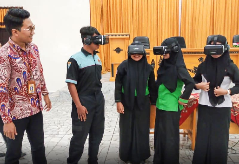 PKM Universitas Teknokrat Indonesia Kenalkan Metaverse di SMK Kartikatama Metro